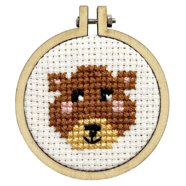 Mini Broderingskit Bear With Me, I'm Stitching