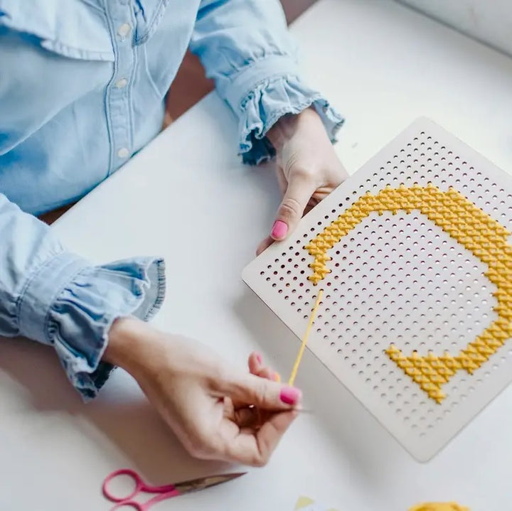 Broderingskit Treplate Sennep