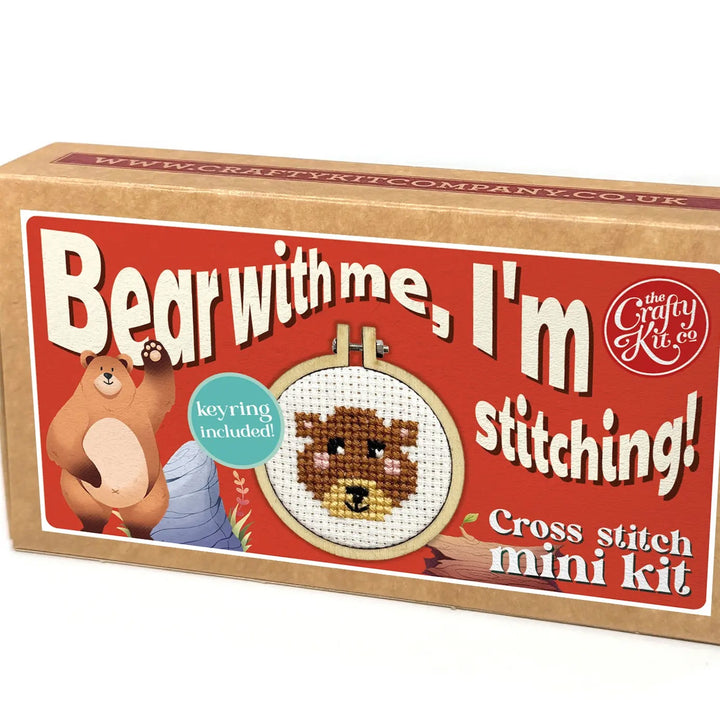 Mini Broderingskit Bear With Me, I'm Stitching